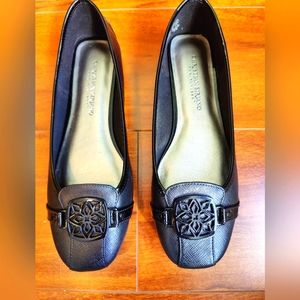 Black women's flats